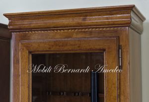 Classic showcase made of solid walnut inspired by the Louis Philippe style with rifle rack